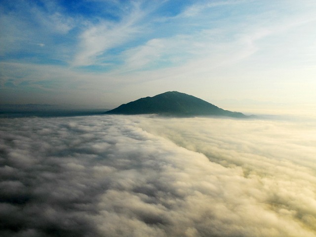 Waking up in the clouds of Chua Chan mountain