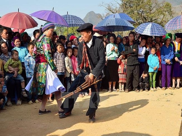 Fall in love with the Khèn dance of the Mong people