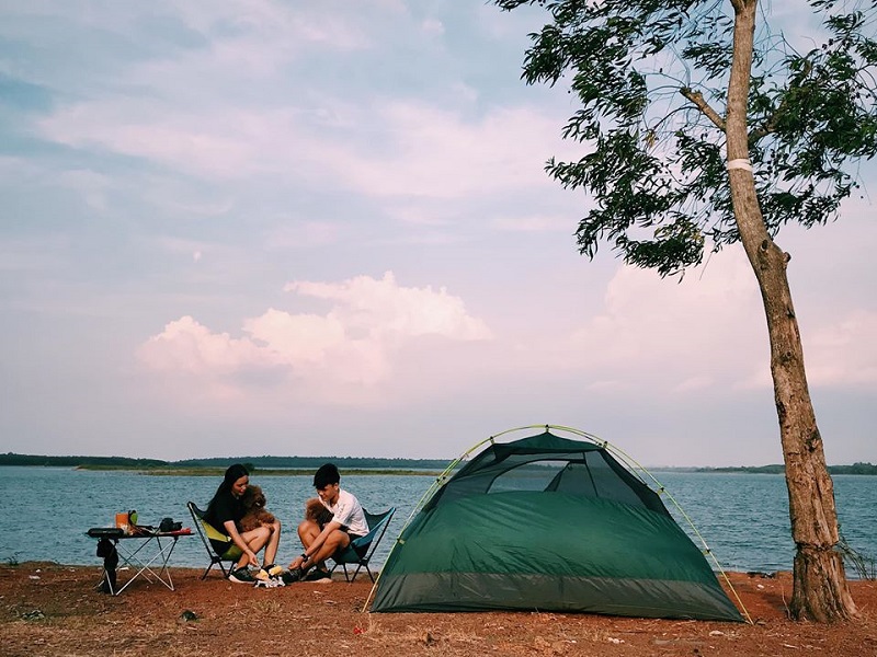 Cắm trại trên đảo Năm Bầu trong lòng hồ Trị An