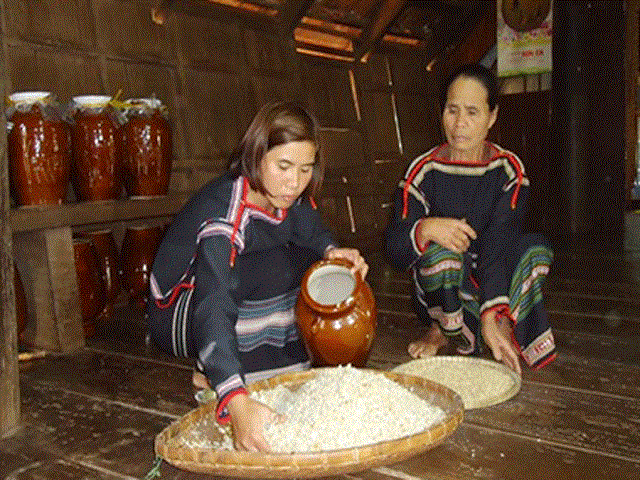 Passionate about traditional wine flavor of Muong people