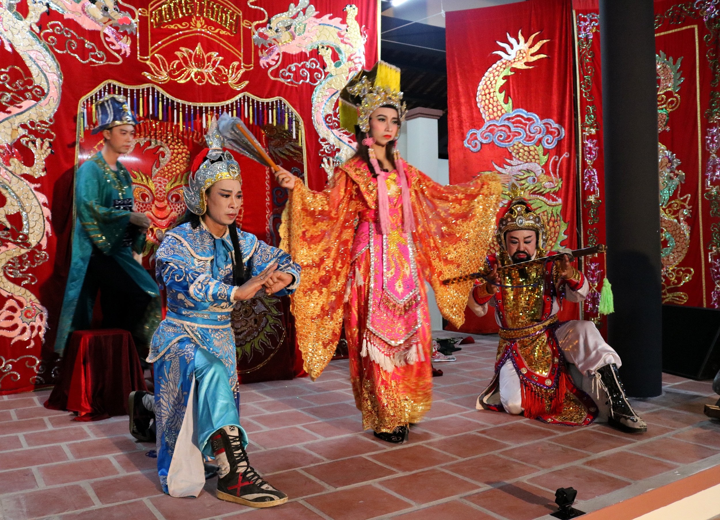 Biểu diễn hát bội đình Tân Hạnh