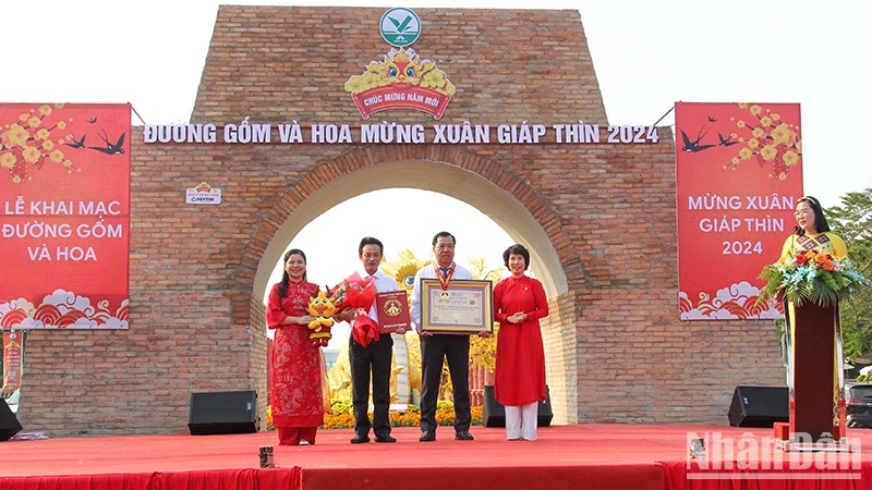 Đường gốm đỏ và hoa Vĩnh Long được xác lập kỷ lục Việt Nam