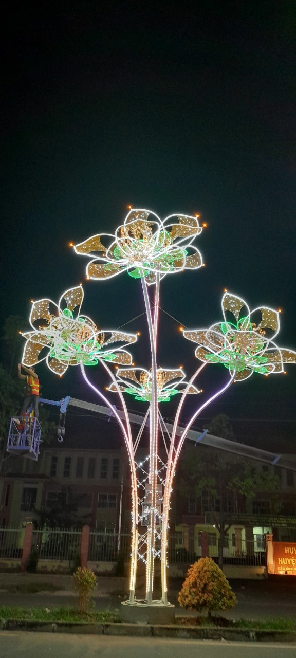 Rực rỡ sắc màu đèn hoa thị trấn Trà Ôn chào đón năm mới