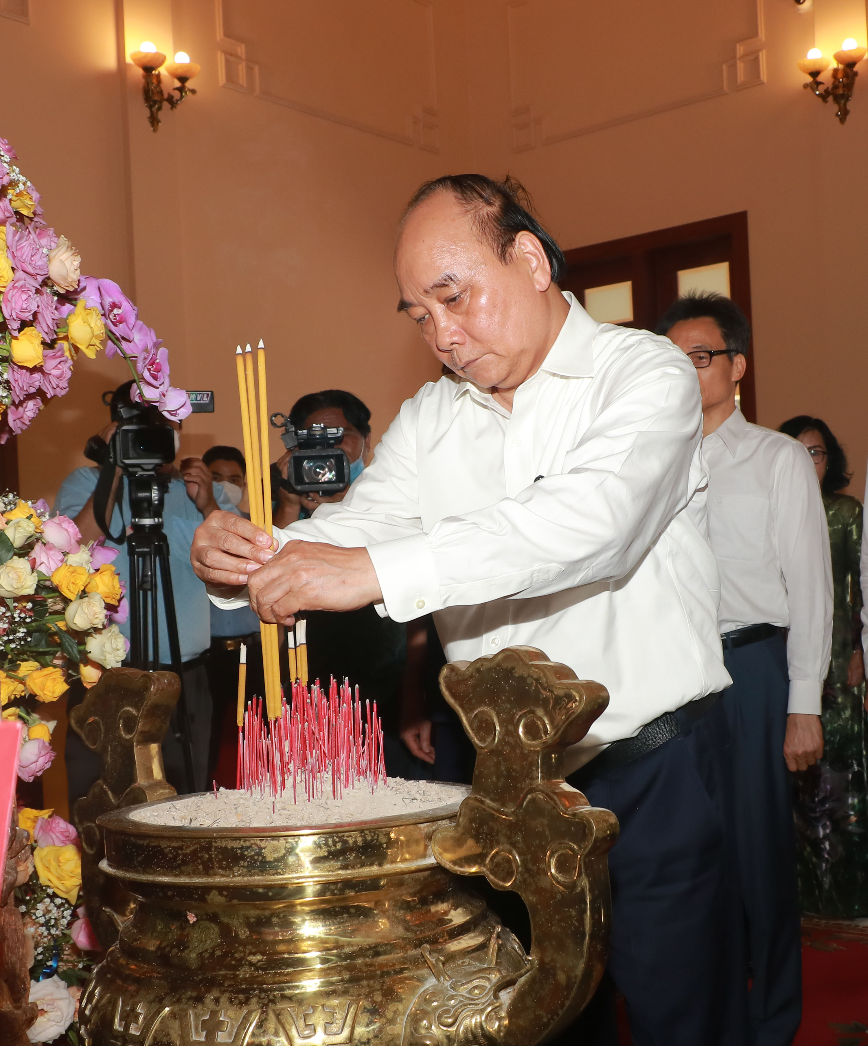 Chủ tịch nước Nguyễn Xuân Phúc dâng hương  Thủ tướng Chính phủ  (TTCP) Võ Văn Kiệt