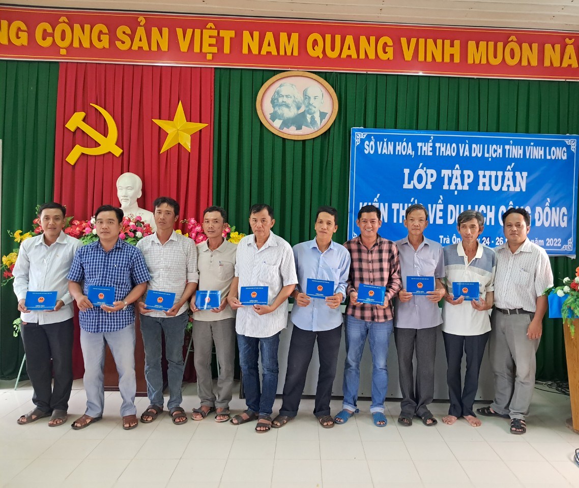 Bế giảng lớp tập huấn kiến thức du lịch cộng đồng tại huyện Trà Ôn