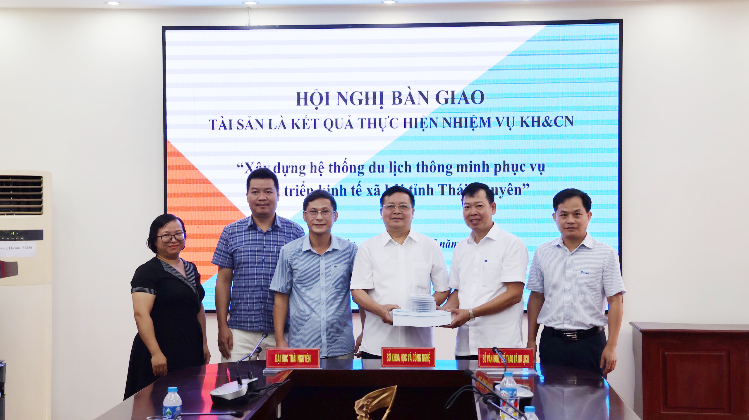 Hội nghị bàn giao tài sản là kết quả thực hiện nhiệm vụ khoa học   và công nghệ “Xây dựng hệ thống du lịch thông minh phục vụ phát triển kinh tế xã hội tỉnh Thái Nguyên”