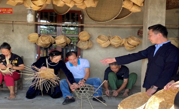 Bảo tồn, phát huy bản sắc văn hóa dân tộc Tày  gắn với phát triển du lịch cộng đồng ở xã Phú Thượng