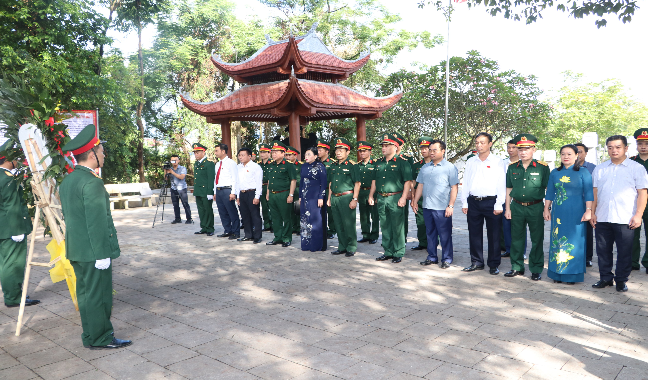 Đại tướng Phan Văn Giang dâng hương  tại Khu di tích lịch sử Quốc gia 27/7